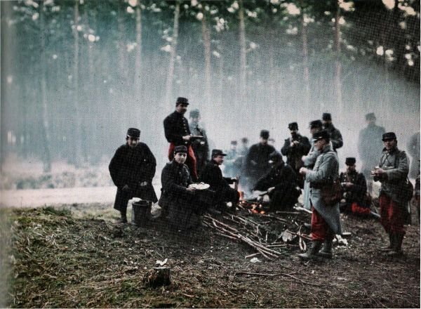 Na biwaku. Fotografia Julesa Gervais-Courtellemonta, 1915 r. 