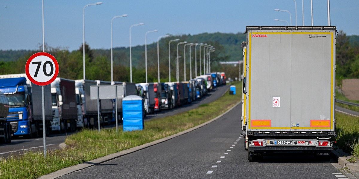 Kolejka ciężarówek na obwodnicy Przemyśla. 14 maja 2023 r.