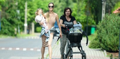 Joanna Krupa z mamą i córką wybrała się na zakupy. Panie znalazły sposób, by nie taszczyć ciężkich siat [ZDJĘCIA]