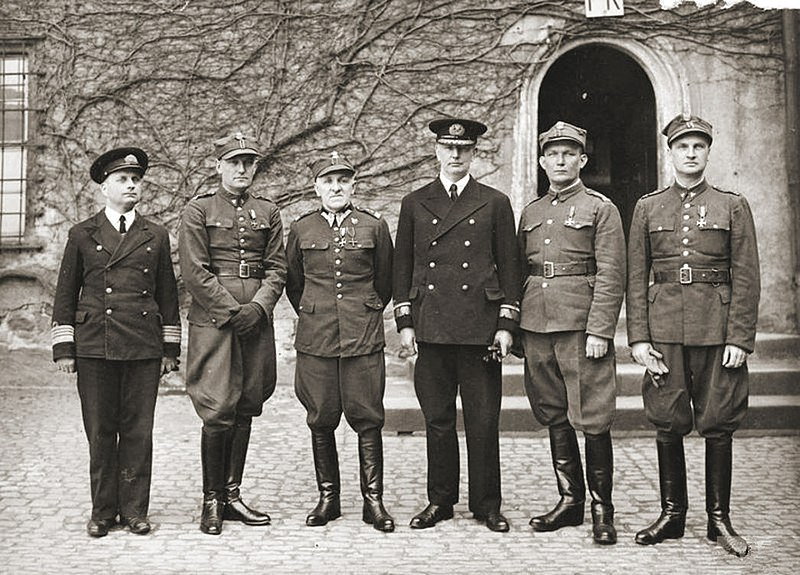 Józef Unrug (czwarty od lewej) wśród polskich oficerów - jeńcówwojennych w zamku w Colditz, 1941 r., Domena publiczna