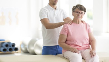 Seniorzy zapłacą mniej za pobyt w sanatorium. Jeden dokument daje zniżkę i pozwala ominąć kolejkę NFZ