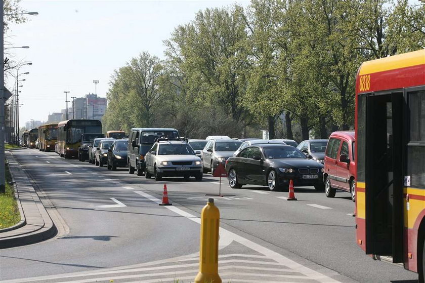 Autobus wbił się w auto