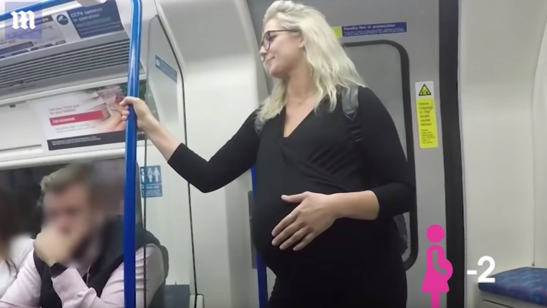 Kobieta przeprowadza test w metrze - ile osób ustąpi miejsca kobiecie w ciąży? [wideo]
