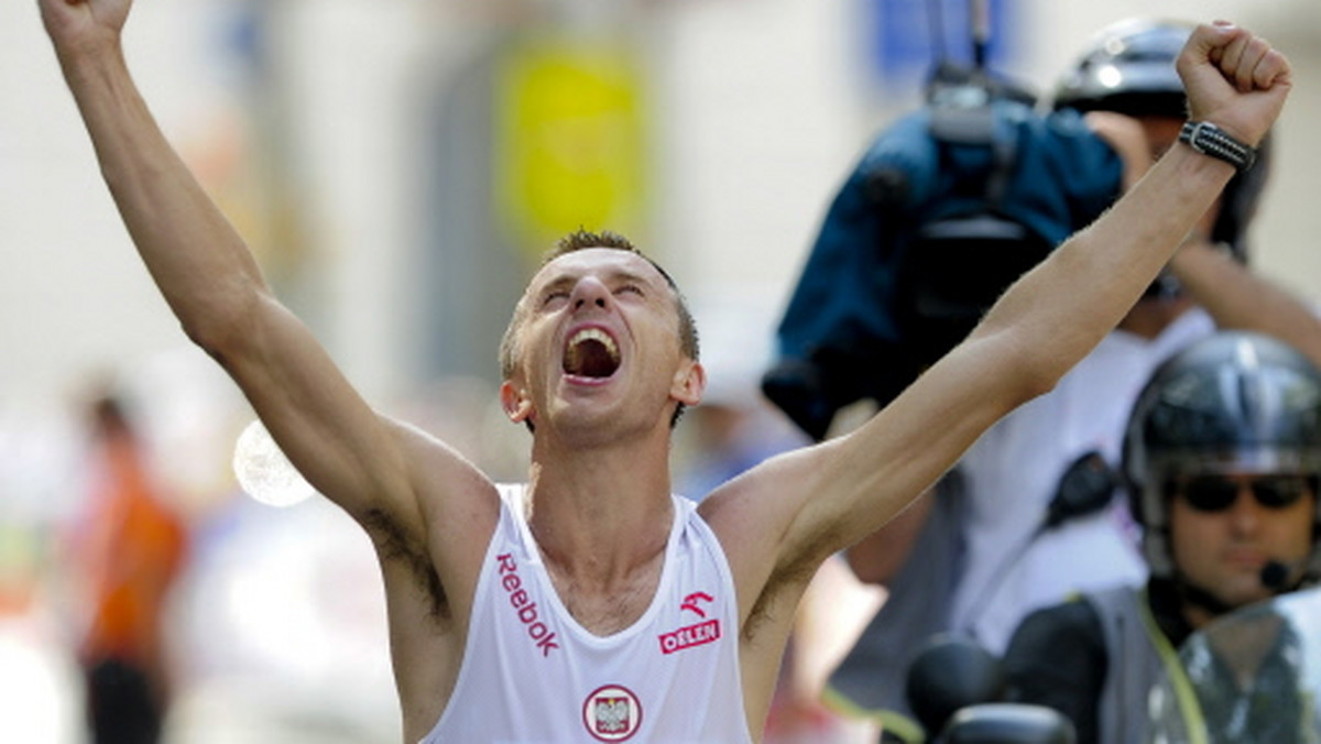 Mimo, że w Barcelonie od rana porządnie padało, dla polskiej ekipy zaświeciło słońce. Czwarty dzień zmagań na mistrzostwach Europy w lekkiej atletyce rozpoczął chód na 50 km. Srebrny medal wywalczył w nim Grzegorz Sudoł. Nasi reprezentanci równie znakomicie radzili sobie sesji przedpołudniowej na Stadionie Olimpijskim.