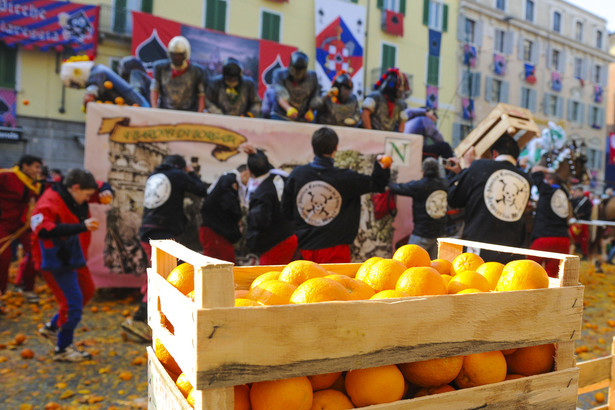 Karnawałowa bitwa na pomarańcze we Włoszech. Są poszkodowani