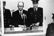 Adolf Eichman podczas procesu w Jerozolimie w 1961 r. Został uznany winnym zbrodni przeciwko ludzkości. Wyrok wykonano w maju 1962 r. 