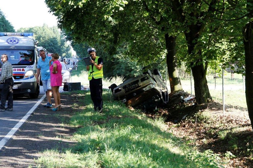 Kierowca wycinany był z samochodu