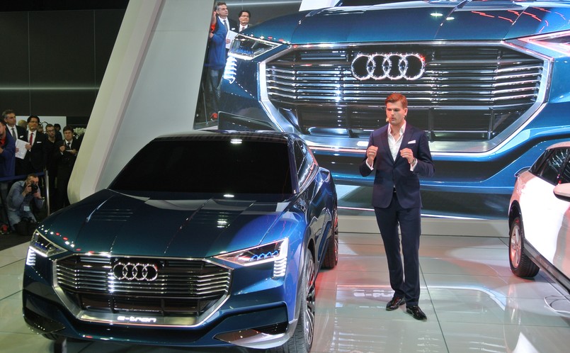 Kamil Łabanowicz i Audi e-tron w czasie premiery w Poznaniu