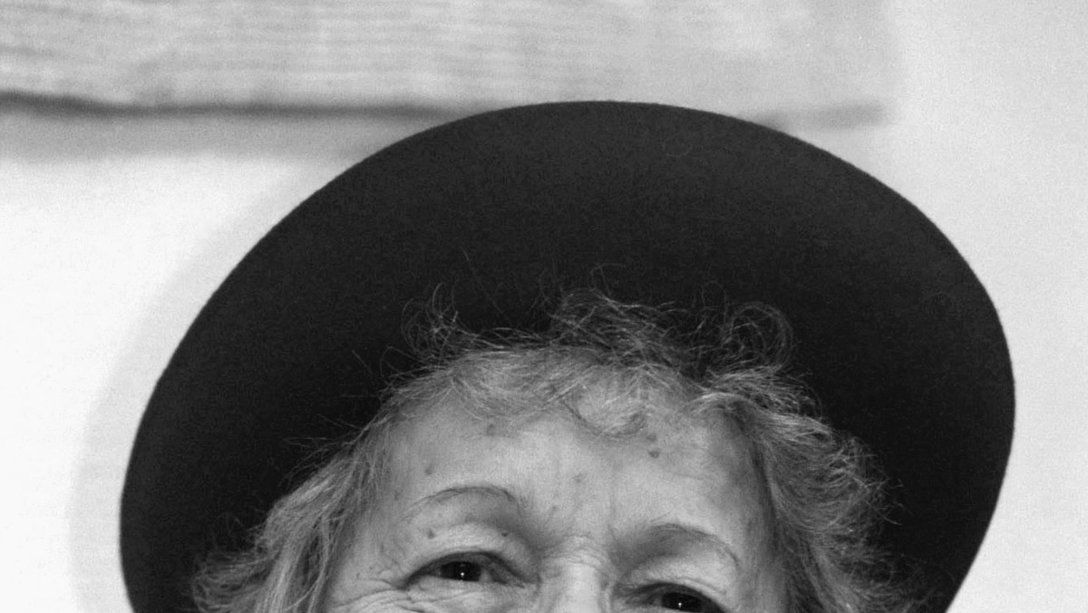 Wczoraj wieczorem w wieku 88 lat zmarła Wisława Szymborska - jedna z najbardziej cenionych poetek, laureatka literackiej Nagrody Nobla z 1996 roku. Słowa żalu oraz wspomnienia płyną od polityków, znawców literatury, przyjaciół noblistki oraz zwykłych ludzi z Polski i zza granicy. - Zgasło wielkie światło polskiej poezji - mówił Stefan Chwin.