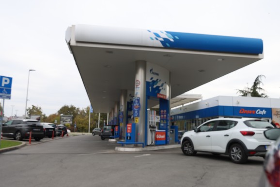 ČUDO NA BENZINSKOJ PUMPI U BEOGRADU Otac heroj porodio ženu u automobilu, radnici dojurili sa ubrusima i maramicama:"Dobili smo malog menadžera"