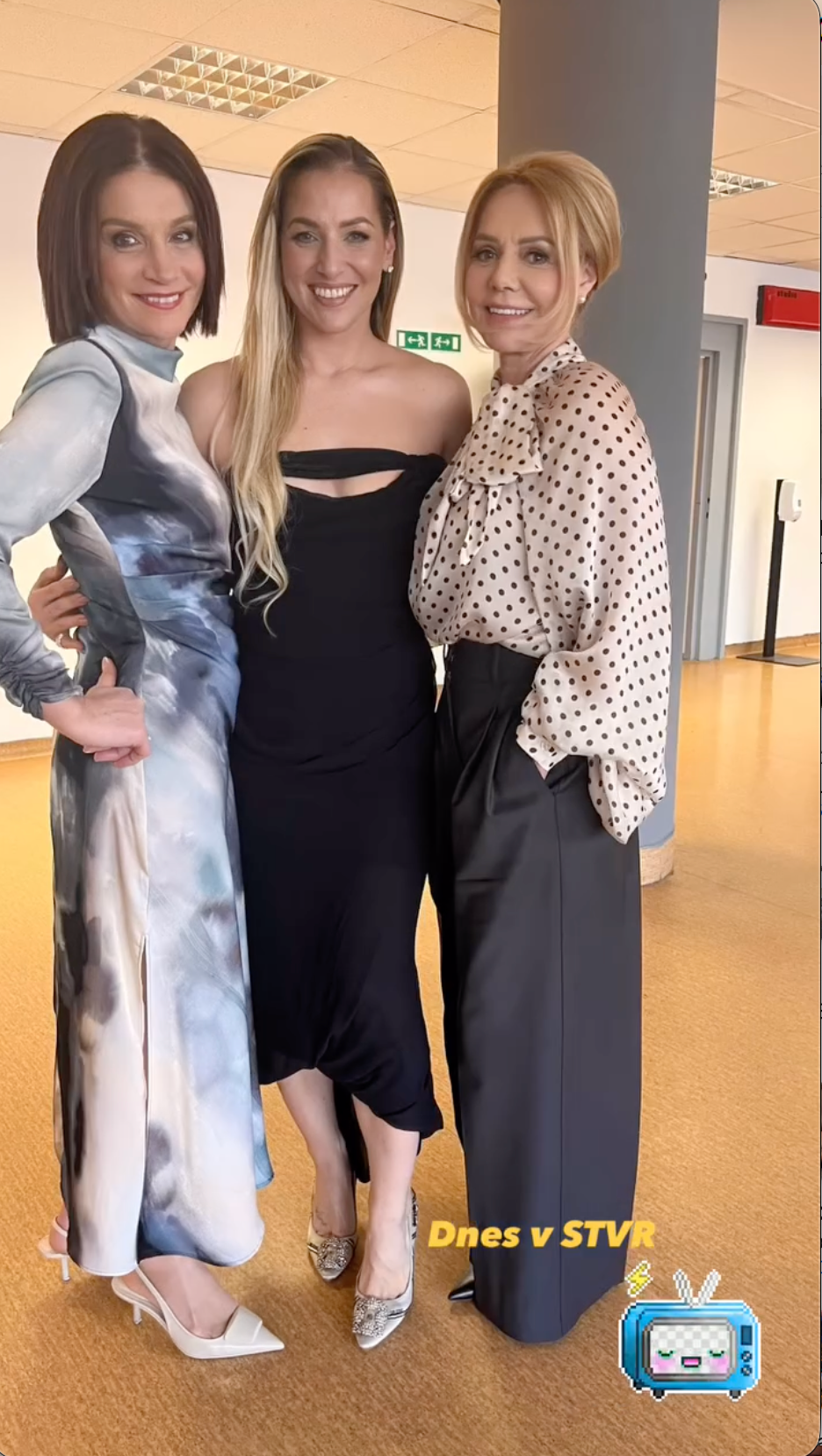 Dominika Cibulková (uprostred) a jej mama Katarína Cibulková (vpravo).