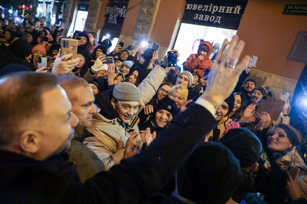 Prezydent RP Andrzej Duda witany przez mieszkańców Lwowa