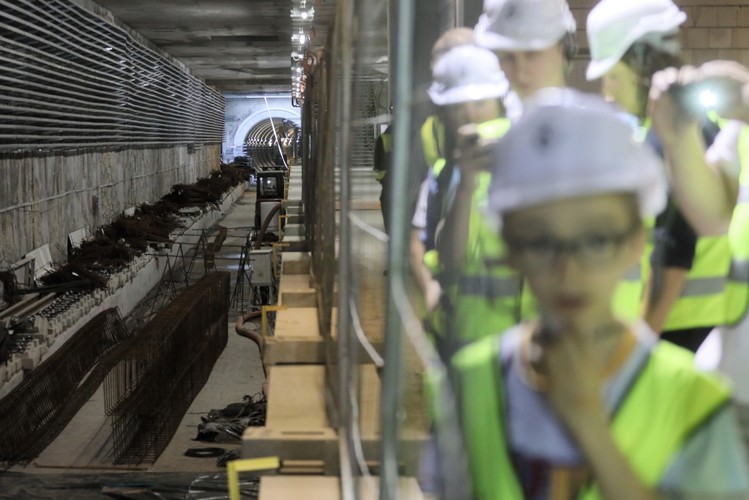 Warszawskie metro składa się obecnie z dwóch linii. Druga linia została otwarta w 2015 roku, przy wsparciu finansowym Unii w wysokości 776 mln euro. W styczniu 2017 roku UE zainwestowała również 432 mln euro w drugi etap prac na II linii. Inwestycja dotycząca II linii metra jest zlokalizowana w dzielnicach Wola i Bemowo (odcinek zachodni) oraz Targówek (odcinek wschodnio-północny). Obejmuje budowę trzech stacji na odcinku wschodnio-północnym, dwóch na odcinku zachodnim i zakup 17 pociągów. Jej całkowita wartość to ponad 3,5 mld zł. Niemal 2 mld zł to dotacja unijna.
<br>
Pierwszą linią metra, która w całości działa od października 2008 r., dziennie jeździ ok. 500 tys. pasażerów. Pociągi na II linii metra rozpoczęły kursowanie w marcu 2015 r. i dziś przewożą ponad 140 tys. pasażerów dziennie. (PAP)
<br>
autorka: Karolina Kropiwiec
<br>
kkr/ pad/