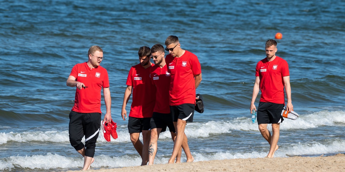 Boso na plaży. Tak "polska husaria" szykuje się do meczu z Hiszpanią