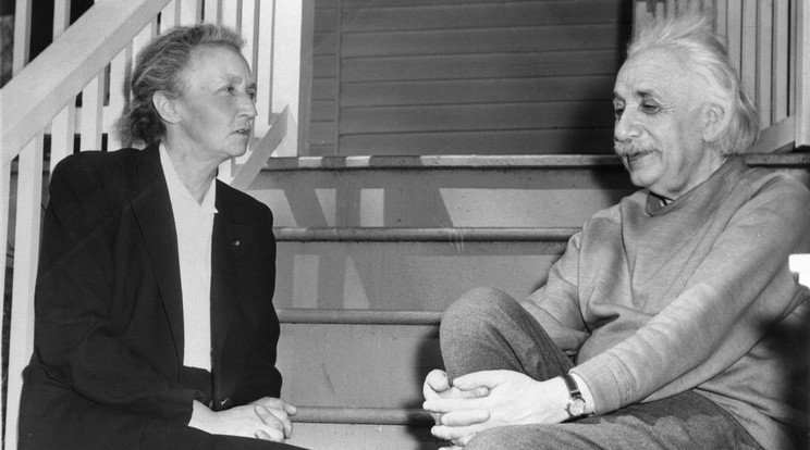 Albert Einstein (jobbra) és Mme. Irene Joliot-Curie, francia atomfizikus, Marie Curie idősebbik lánya, maga is Nobel-díjas, üldögél a napon Einstein otthonának hátsó verandáján Princetonban, New Jersey államban. Mme. Joliot-Curie, akit amikor megérkezett az USA-ba egy napig őrizetben tartott a bevándorlási hivatal Ellis Islanden, Einstein professzor vendége volt / Fotó: Getty Images