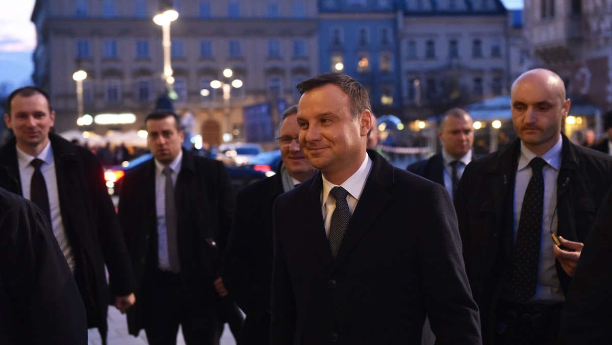 Prezydent Andrzej Duda spotkał się w sobotę wieczorem w Krakowie z delegacją amerykańskich senatorów. - To była długa, dobra rozmowa o polityce międzynarodowej - ocenił prezydencki minister Krzysztof Szczerski. Przed spotkaniem doszło do drobnego incydentu. Grupa demonstrantów z Komitetu Obrony Demokracji skandowała m.in. "Konstytucja" i "Constitution".