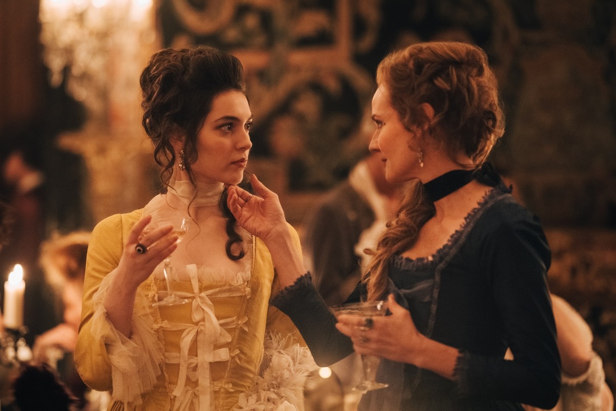 Anamaria Vartolomei jako Isabelle de Merteuil oraz Diane Kruger jako Madame de Rosemonde w serialu "Intrygantka"