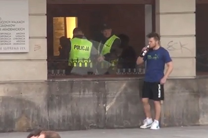 Policjanci skuli znanego blogera