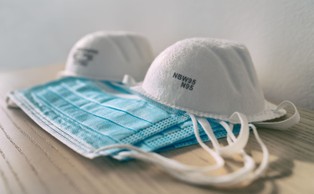 Afera maseczkowa: Kanclerz Merkel broni ministra zdrowia w debacie o bezużytecznych maseczkach dla bezdomnych