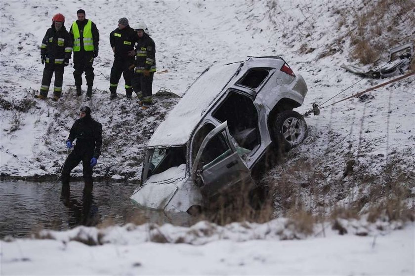 Auto wpadło do stawu. 4 osoby nie żyją!