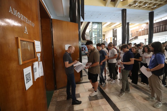 Na FON-u i ETF-u ostala još pokoja stolica, Medicinski skroz pun: SUTRA počinje prijava za DRUGI UPISNI ROK na fakultetima u Beogradu, evo gde još ima mesta