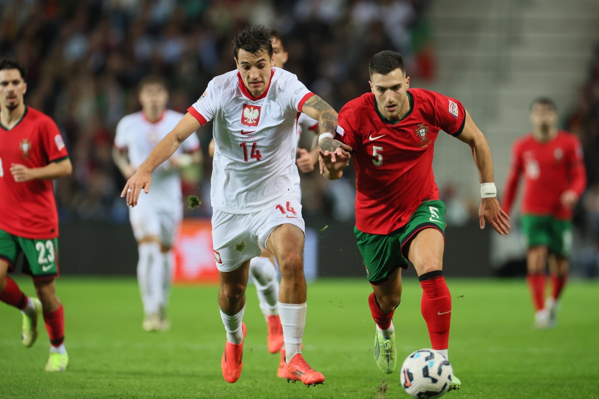 Porto, Portugalia, 15.11.2024. Polak Jakub Kiwior (L) i Diogo Dalot (P) z Portugalii podczas meczu grupy A1 piłkarskiej Ligi Narodów w Porto, 15 bm. (gj) PAP/Leszek Szymański