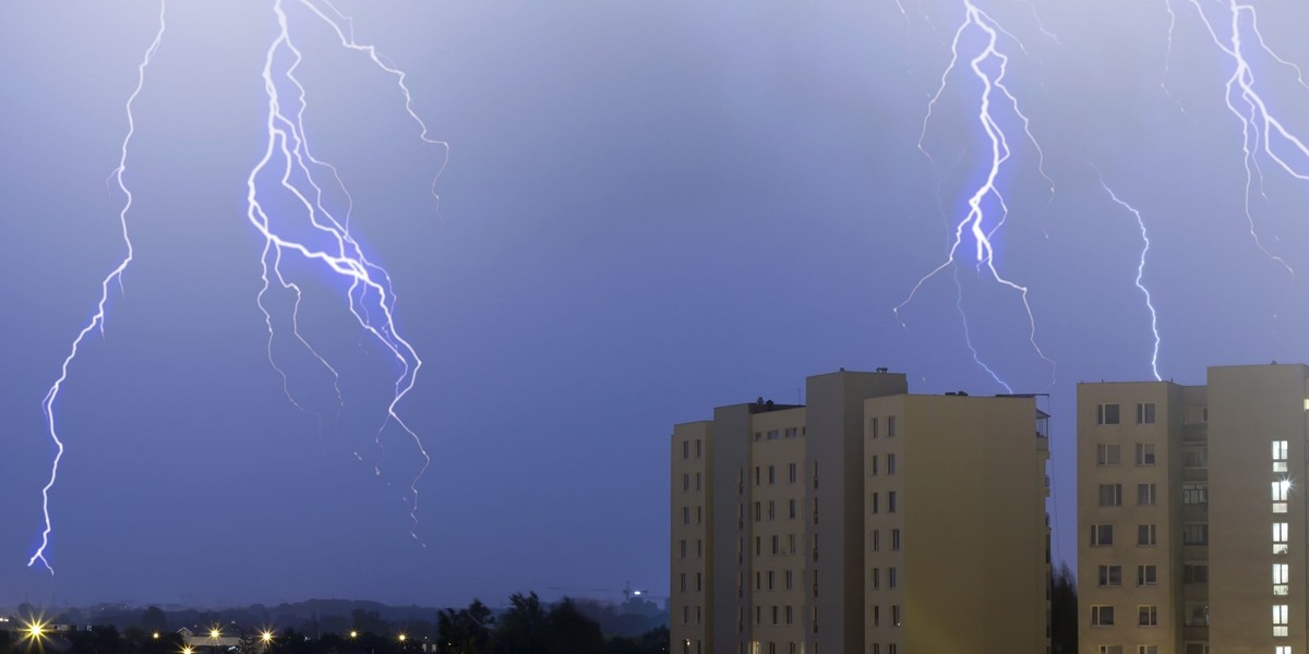 Alert RCB. Gwałtowne burze, grad, silny wiatr i ulewny deszcz w centralnej i wschodniej Polsce