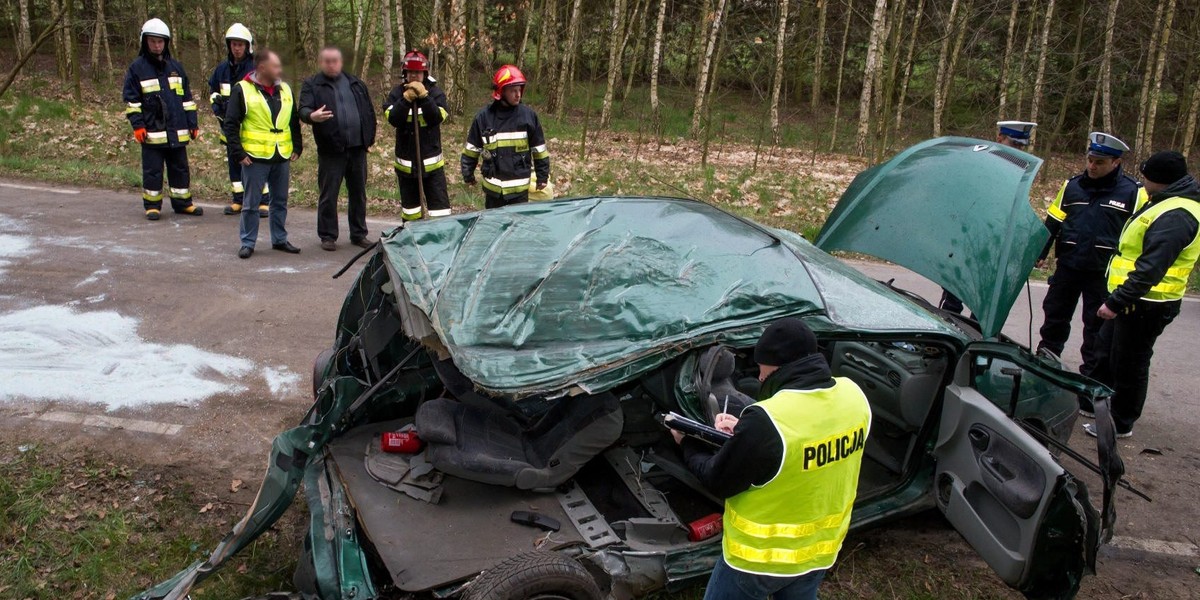 KLAMRY WYPADEK DROGOWY SIEDEM OFIAR