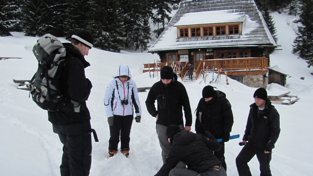 Młodzi zakopiańczycy ruszyli w Tatry. Można by rzec: nareszcie! Ruszyła akcja edukacyjna prowadzona przez Tatrzański Park Narodowy skierowana do uczniów z terenu powiatu tatrzańskiego. Licealiści z LO Balzera w ramach akcji Lawinowe ABC uczyli się ratować ludzi zasypanych przez zwały śniegu.