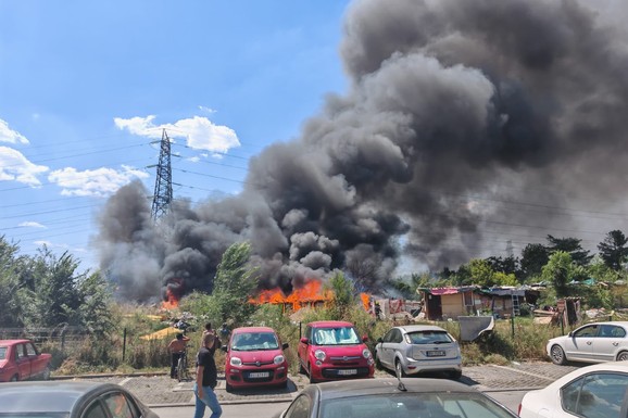 (FOTO, VIDEO) ČUJU SE JAUCI NA NOVOM BEOGRADU, LJUDI SE HVATAJU ZA GLAVU Proširio se požar, vatra guta sve pred sobom