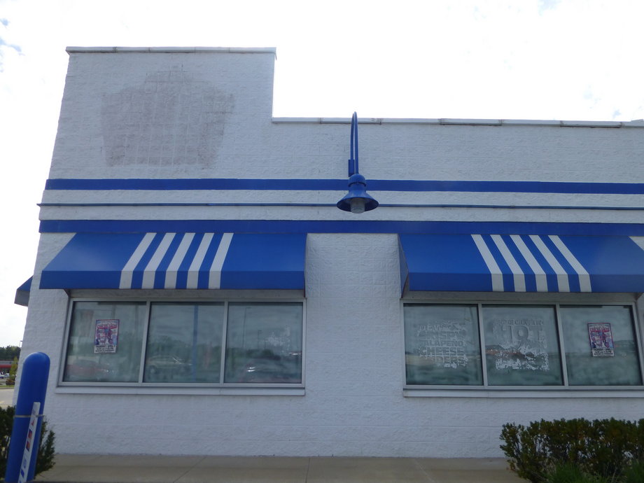 Here is a defunct White Castle in Mansfield, Ohio.
