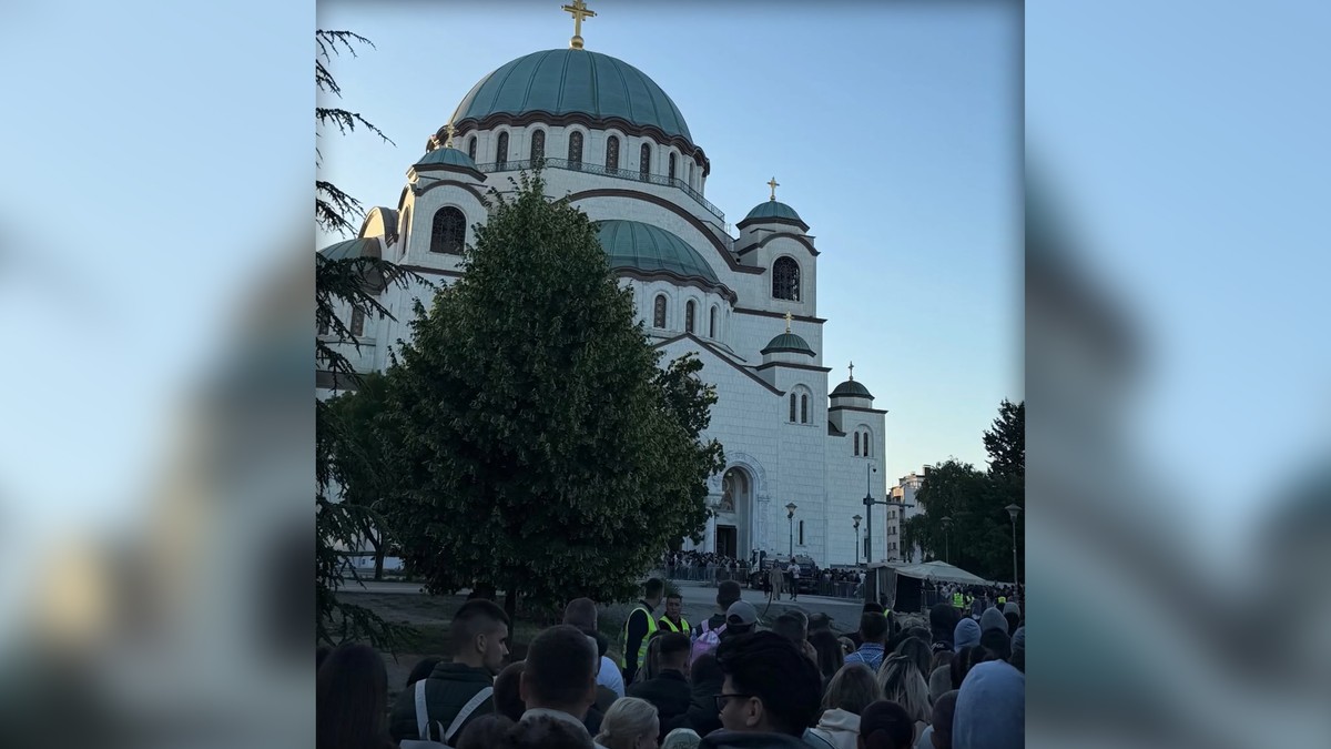 Nikolina Kovač ispred Hrama Svetog Save