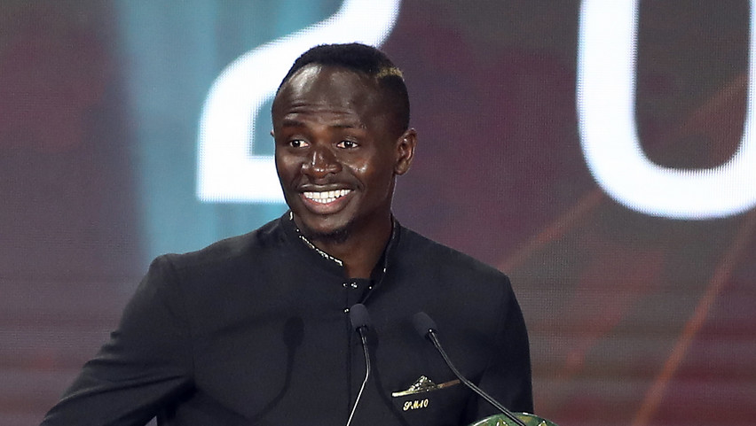 Jobban szereti a bőrt rúgni, mint szónokolni: ő vehette át idén a legjobb afrikai focistának járó díjat