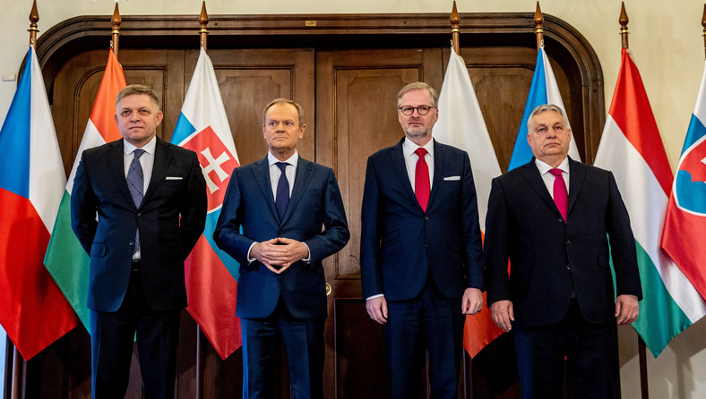 Premier Słowacji Robert Fico, premier Polski Donald Tusk, premier Czech Petr Fiala i premier Węgier Viktor Orban podczas spotkania Grupy Wyszehradzkiej w Pradze, Czechy, 27 lutego 2024 r.