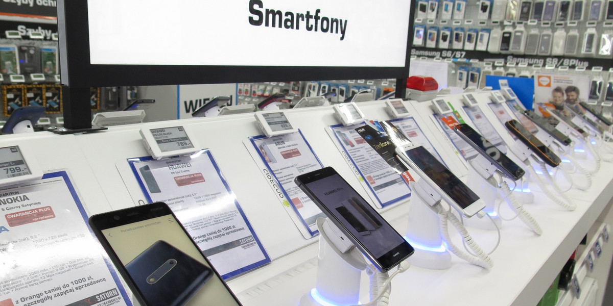 Smartfony w Polsce wciąż dobrze się sprzedają. Sprzedaż pod tym kątem spada w salonach operatorów