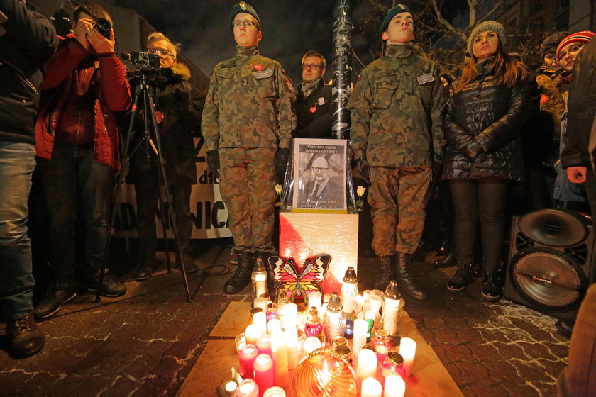 Łódź. Światełko pamięci dla Pawła Adamowicza