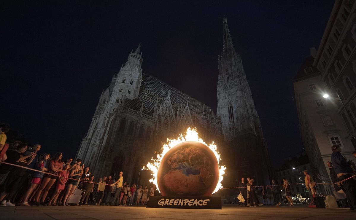 Płonąca kula ziemska przed katedrą w Wiedniu