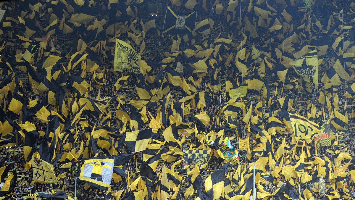 Prawie 14 milionów kibiców odwiedziło w sezonie 2011/12 piłkarskie stadiony niemieckiej Bundesligi. To rekord frekwencji. Najwięcej fanów pojawiło się na Signal Iduna Park, by oglądać obronę tytułu przez Borussię Dortmund z trzema Polakami w składzie.