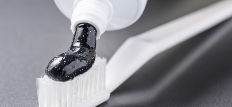 Czarna pasta na białe zęby – czy węgiel aktywny naprawdę wybiela?