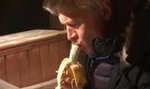 Zobacz, jak Żebrowski je banana. Padniesz ze śmiechu