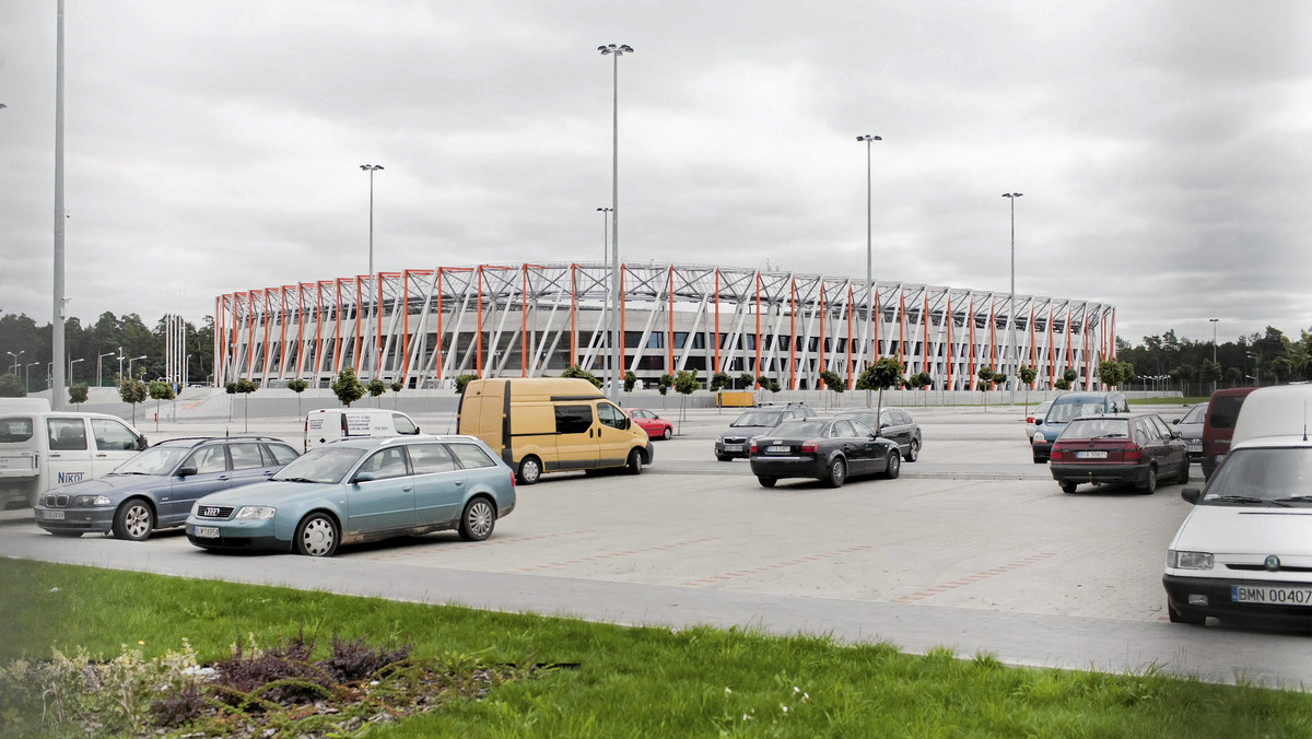 Nadzór budowlany wydał pozwolenie na użytkowanie nowego stadionu miejskiego w Białymstoku, który pomieści ponad 20 tys. widzów - poinformowała spółka zarządzająca obiektem. W niedzielę każdy będzie mógł obejrzeć stadion.