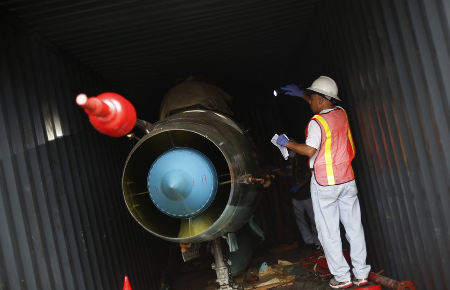 Panamscy śledczy prowadzą dochodzenie w kontenerze zawierającym myśliwiec MiG-21 przejęty ze statku Chong Chon Gang pod banderą Korei Północnej w mieście Colon. 2013 r. 