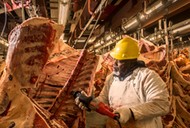 Rzeźnik przygotowuje mięso dla restauracji Peter Luger, która jest uznawana za najlepszy Steak House w Nowym Jorku