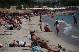 Ceo Balkan JAUČE I KRSTI SE  nad ŠOK PRIZOROM sa plaže! "Paradajz turisti SVE GORI I GORI, još FRIŽIDER FALI": Ljudi potpuno ZAPREPAŠĆENI ovim potezom, ali daju 5+ za DOVITLJIVOST