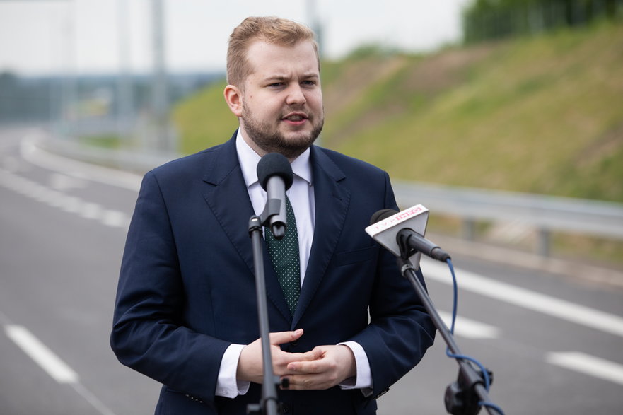 Sekretarz prezesa PiS Michał Moskal podczas otwarcia drogi ekspresowej S19 (21.05.2022).