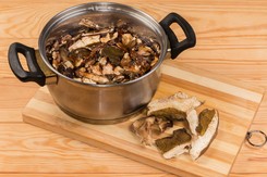 Jak długo moczyć suszone grzyby? Zrób tak, a będą pyszne, aromatyczne i mięciutkie