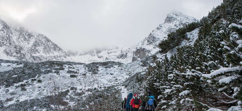 Tatry: mimo zagrożenia lawinowego turyści chodzą po szlakach