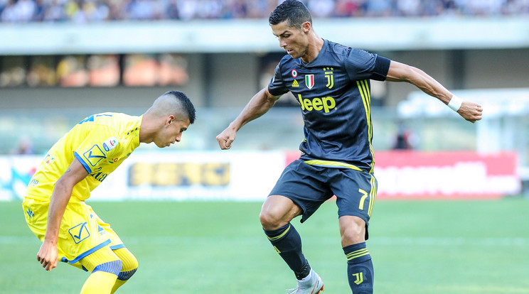 Ronaldo (jobbra) nem szerzett gólt, de a Juve 3-2-re felülmúlta a Chievót /Fotó: MTI/ Philippo Venezia