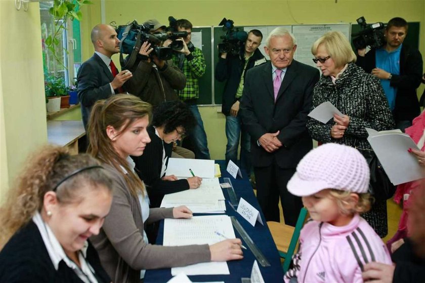 Reporter walnął w twarz babcię na wyborach