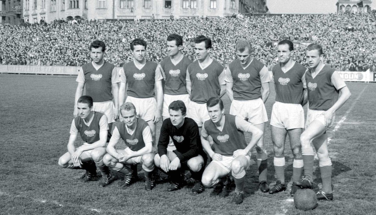 Napastnik Rudolf Kučera trzyma nogę na piłce. Zdjęcie zwycięskiej Dukli Praga z 10 maja 1963 r.